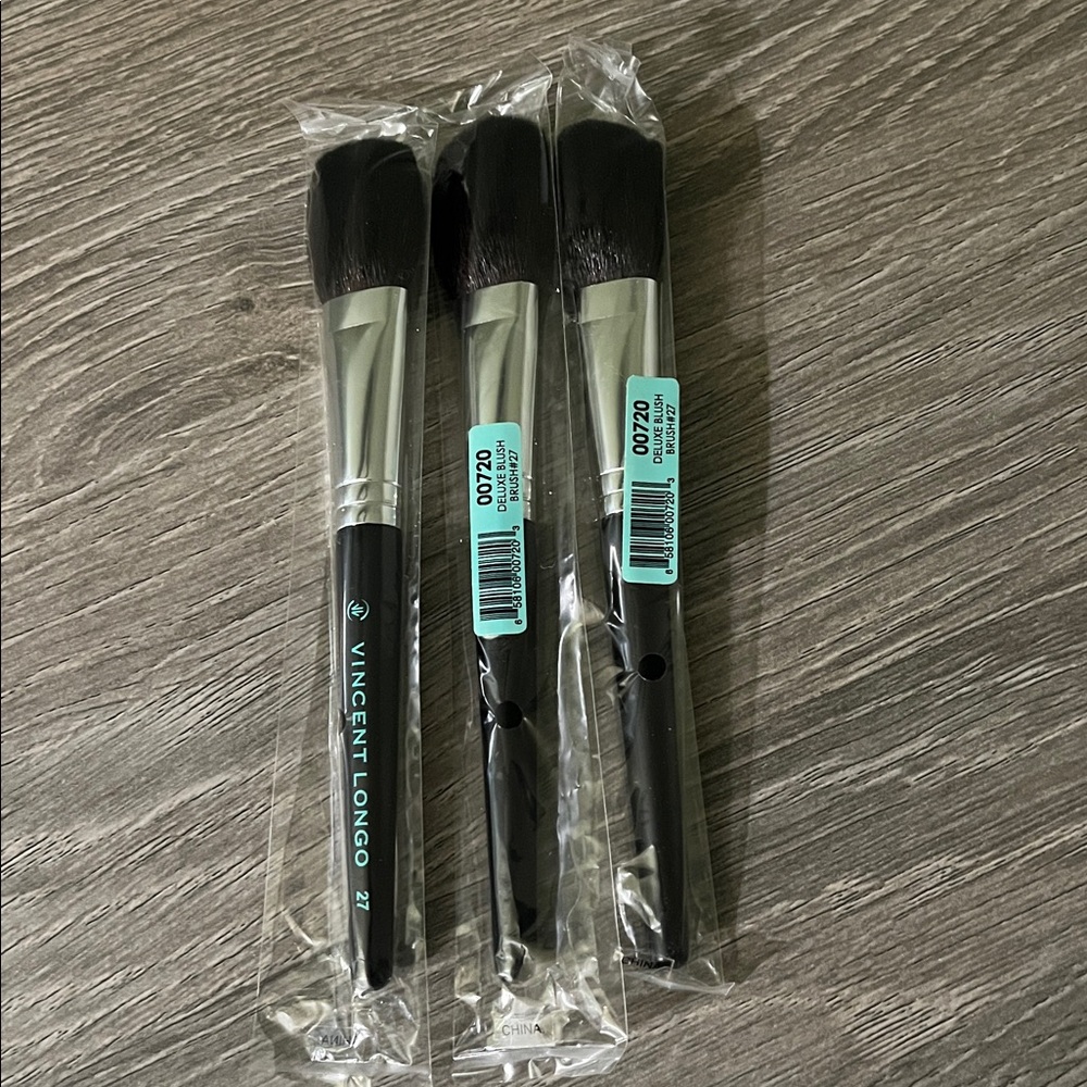 Vincent Longo Deluxe Blush Brushes 3 - Picture 2 of 3